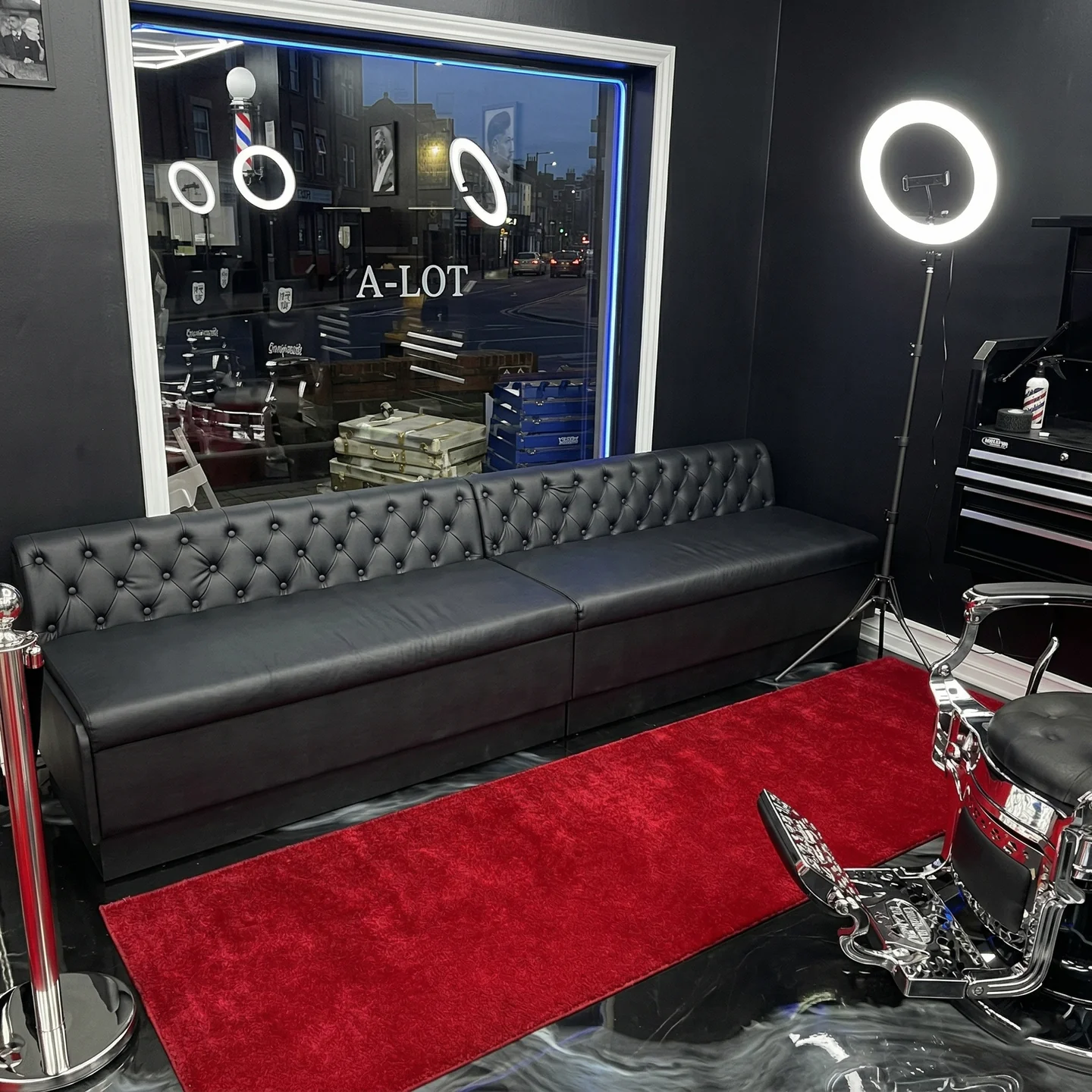 Zone attente de nuit vitrine — Barbier514 Montréal